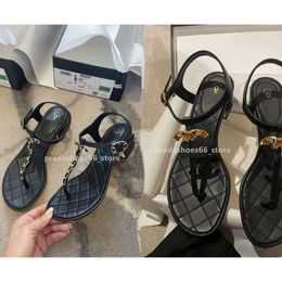 Top New Flats Sandal Femmes Chaussures Canal 2024 Summer Beach Clip Toe Diapositives Marque de luxe Designer Tongs matelassées Chaîne Sandales à talons bas Femmes Pantoufles tn