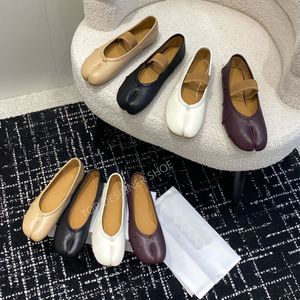 Top Nieuwe Tabi Flat Shoes Geplooed Mary Jane Ballet Shoes met riem damesloafers zijden lederen slip op platte kleding schoenen luxe designer schoenkantoor vakantie schoenen