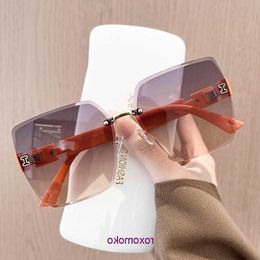 Top Lunettes de soleil de maison de qualité originale H en vente famille même bord coupé sans cadre femmes été haute couture 2023 nouvelle mode résistante aux UV Wit avec boîte-cadeau YBRZ