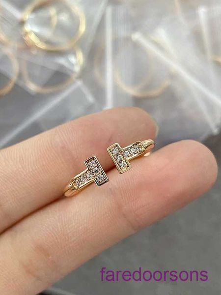 Top original Tifannissm Anillo de mujer tienda en línea V oro doble T tres anillos de diamantes conjunto de mano de alta gama celebridad de Internet Tiene caja original