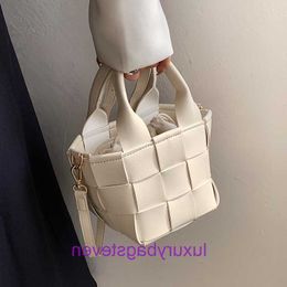 Top vente en gros originale de sacs fourre-tout Bottgss Ventss Cassette boutique en ligneCette année, sac seau populaire pour les femmes en 2023 nouveau sac à bandoulière à la mode avec un vrai logo DKQM