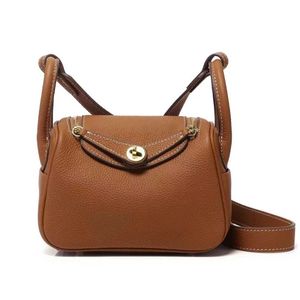 Top original al por mayor bolsos de mano para jardín tienda en línea Mini bolso médico de cuero de vaca de alta calidad con capa superior bolso de un solo hombro para mujer