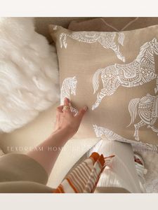 TOP Quailty flocons d'avoine Royal jacquard cheval coussin/oreiller décoratif moderne médiéval canapé salon fourrure coussin Pillow4545cm