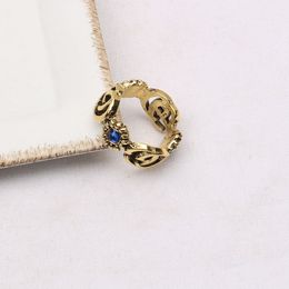 Anillos de la banda de la letra de la marca chapada en oro de 18 quilates de calidad superior para el diseñador de moda para mujer para hombre Letras de la marca Rhinestone Crystal Metal Daisy Ring Apertura Joyería ajustable