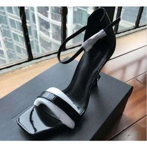 Top qualité 2023 style de créateur de luxe en cuir verni talons à talons femmes lettres uniques sandales robe chaussures de mariage chaussures sexy