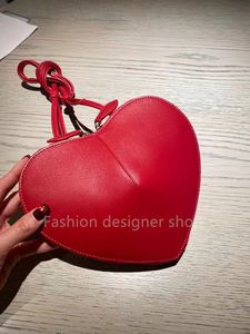 Calidad superior 2024 Nuevo bolso de hombro en forma de corazón de cuero rojo Fashion versátil Bolsos de corazón de mi corazón bolso de cuerpo cruzado bolso de moda