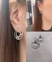 Boucles d'oreilles en diamant de qualité supérieure de qualité supérieure.