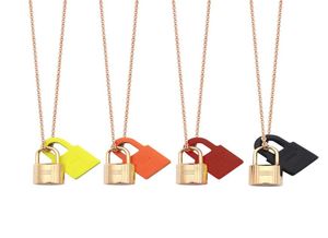 Top Quality 316L Titanium Steel H Lettre suspendue Black Red Orange Jaune Jaune Collier Collier Collier Collier Collier Collier de Noël1709612