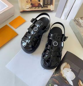 Sandalias planas Archlight de calidad superior para mujer Zapatos de cuero de becerro metálico negro plateado Sandalia Diseñador de charol Sandalias de ocio Suela de goma Sandalia