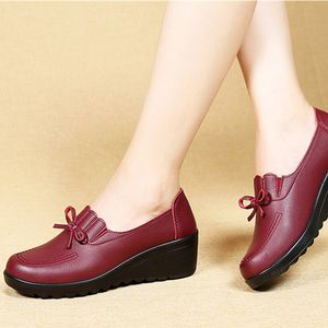 Top Quality Automne Nouveau Mode Slip sur les femmes Haute Talons Chaussures Chaussures Femme Cuir Cuir Unique Chaussures Décontractuelles Spéciales Femmes Pompes 35-41