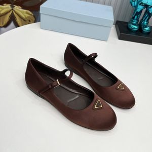 Topkwaliteit ballet platte schoen yoga luxe casual schoen voor vrouwen driehoek gesp geworden schapenvacht lederen ballerina's loafer jurk schoenen satin dans designer schoen zwart rood