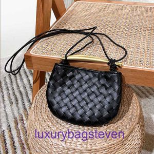 Top Calidad Bottgs's Vents's Sardina Diseñador Monedero Mujer Bolsos de cuero genuino Mini bolso tejido Pequeño mango de metal Half Moon Singl con logotipo real