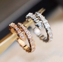 Luxe kwaliteit V Goud materiaal geen kleurverandering punk ring slangvorm met alle diamanten voor vrouwen bruiloft sieraden cadeau PS2042