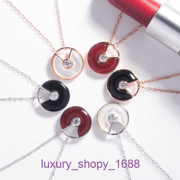 Collier de pneus de voiture de qualité supérieure pour femmes boutique en ligne Amulette ins clavicule rouge agate noire pull original long avec boîte d'origine