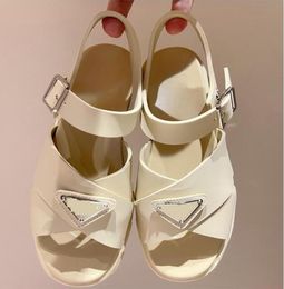 Topkwaliteit Casual schoenen 2024 Vrouwen dames sandalen gewatteerde ontwerper Sandles Platform Flats lage hiel Wedge diamant gesp sandel slip op enkelband strand sanda