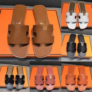Zapatos casuales de calidad superior Sandalias de mujer de diseñador Zapatillas de cuero genuino Diapositivas planas de verano Sandalias de playa para mujer Zapatilla de boda con caja