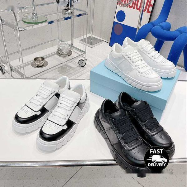 top qualité Chaussures Casual Design Moderne Triangle Blanc Noir Semelle Extérieure En Caoutchouc Dentelé En Cuir Sports Applique Plate-Forme À Semelle Épaisse Baskets Runnin