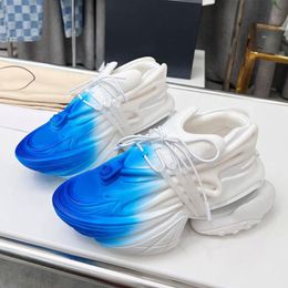 Zapatos casuales de alta calidad Nuevo verano para hombre para mujer Bullet Diseñador de lujo Zapatillas de deporte Color degradado Forma de OVNI Deporte al aire libre Mujeres Zapatos de ocio