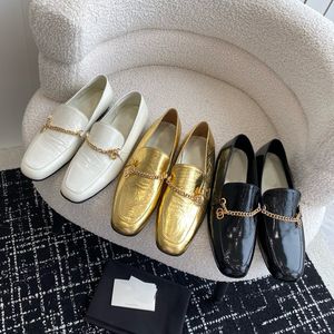 Chaînes de décoration de chaînes de qualité supérieure Capes d'orteil Round Caps à talons talons plissés en cuir authentique en cuir de luxe pour femmes semelles en cuir à enfiler chaussures habillées décontractées avec boîte