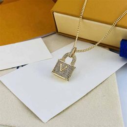 Charme de alta qualidade colar de bloqueio feminino designer de luxo pingente de diamantes colares para mulheres masculinas ouro prata colar unissex casal jóias presente