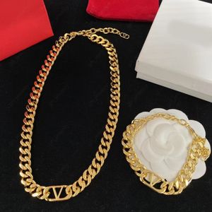 Topkwaliteit Klassieke 18k vergulde sieraden Cubaanse kettingsets Stijlvol roestvrij staal Eenvoudige letter designer ketting armband mannen en vrouwen liefhebbers cadeau