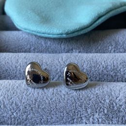 Femmes de style classique de qualité supérieure Love Heart Studs Luxury Titanium Steel Fashion Oreads Logo Prié de mariage imprimé Cadeaux