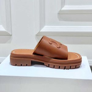 Topkwaliteit Clea slippers leren binnenzool Plateausandalen Triomphe open teen platte luxe designer dames vakantieflats sandaal fabrieksschoeisel met reliëf