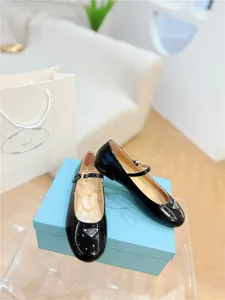Topkwaliteit doek Mary Jane Ballet Flat Shoes Riem Sandaal Loafers Dames Flat Luxueuze kledingschoenen Luxe Designer schoenen Kantoor Schoenen Zwart Wit Size 34-41
