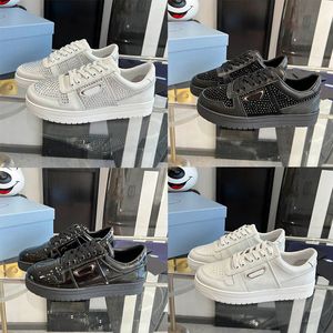 Zapatillas de deporte de pareja de alta calidad para mujer Zapatillas de deporte de diseño de cristal Triángulo Hombres Zapatos para correr Pista de viaje Skate Negro Blanco Zapatos casuales Entrenamiento de tenis Zapatillas bajas para correr