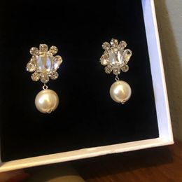 Pendientes de perlas de flores de cristal de alta calidad Clip de pelo Mujer de lujo Joyería de lujo Encanto Encantador regalo de boda 240311