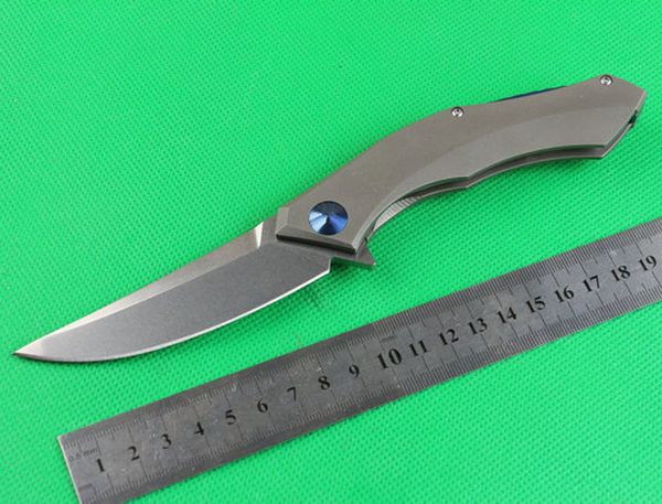 Cuchillo de hoja plegable abatible de acero D2 de alta calidad 59-60HRC, hoja con acabado de trefilado satinado, mango de titanio, sistema IKBS