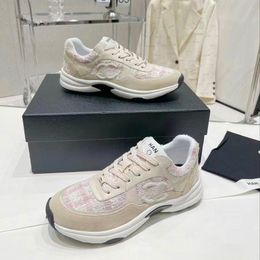 Baskets de basket-ball de mode Femmes Cadeau d'été Randonnée Hommes Designer Run Chaussures Blanc Rose Cuir Luxe En Plein Air En Peau De Mouton Chaussure Décontractée Entraîneur De Tennis Voyage Talon Plat