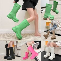 Botas de botas de diseñador de alta calidad Botas de lluvia altas Goma de suela gruesa Botas de lluvia de invierno Antideslizante Medio Rosa Negro Verde Botas de moda de lujo al aire libre