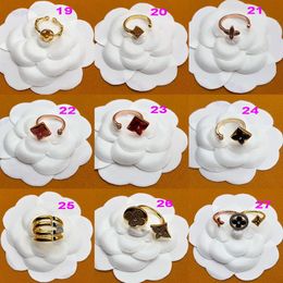 Lettres de créateurs de qualité supérieure Ring Copper Letter Band anneaux Crystal Rinestone Fashion Femmes Four Leaf Clover Flover Wedding Jewelry Party Gifts Box