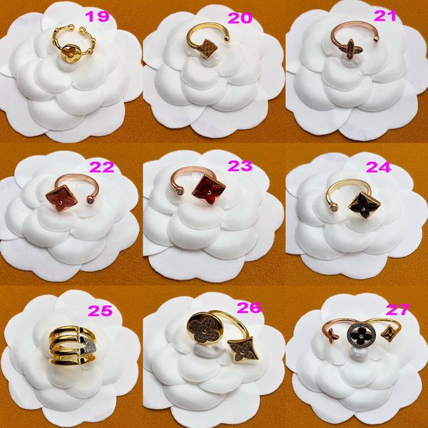 Top Qualité Designer Marque Lettres Bague Cuivre Lettre Bande Anneaux Cristal Strass Mode Femmes Trèfle À Quatre Feuilles Fleur De Mariage Bijoux Fête Cadeaux Boîte