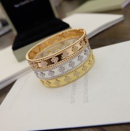 Diseñador de alta calidad Pulseras de trébol Brazalete para mujer Chapado en oro Cristal completo Perlee de cuatro hojas Trébol dulce Flor Brazalete Joyería de regalo de fiesta de San Valentín