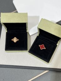 Cadeau de créateur de qualité supérieure pour femme V-Gold Nouveau double facteur rotatif à quatre feuilles motif de fleur de fleur anneau rouge médalchico sculpté fleur avec boîte