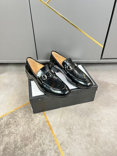 Chaussures de mots d'hommes de créateurs de qualité supérieure Slip-on en cuir authentique Chaussures habillées de luxe masculines Black Brown Moccasin Soft Bottom Driving Chaussures avec boîte