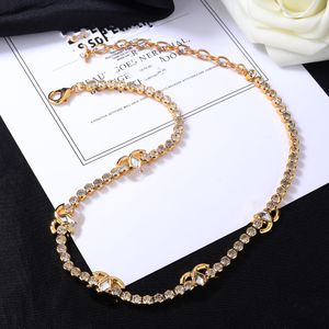 Diseñador de alta calidad Collares pendientes Doble letra Clogo Oro Crysatl Perla Suéter Collar Mujeres Partido Cclies Gargantillas Joyería Regalos 568