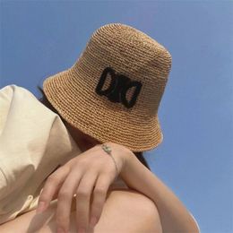 Topkwaliteit Designer Straw Bucket Hat For Women Handmade Haakbrede rand Hoeden geborduurde brief Sunshade Beach Cap