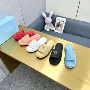 Designer de qualité supérieure pantoufles à semelles épaisses sandales féminines 2024 Nouvelles chaussures de femme de pantoufle