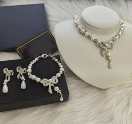 Diamantes de alta calidad Pearls de lujo Collares colgantes para mujeres Fabricantes de estilo clásico Diseño de marca en masa Vintage popular5081736