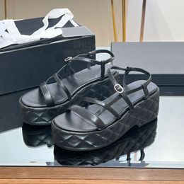Sandale compensée en treillis de diamant de qualité supérieure pour femmes Lettre logo Cuir véritable avec boucle Plate-forme Chaussures habillées Sandales de créateurs de luxe Chaussures de bureau Chaussures d'usine