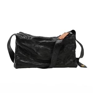 Conception de chaîne de mode de qualité supérieure classique standard doré plissé grande capacité en peau de mouton sac noir sac à main en bandoulière pour hommes et femmes avec le même couple noir.