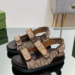 Topkwaliteit modeontwerper sandalen Casual platte hak hangende bandjes Canvas bedrukte comfortabele strandschoenen Echt leer Klassieke metalen gesp Damessandaal