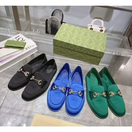 Topkwaliteit platte schoenen vrouwelijke comfortabele en elegante damesschoenen voor vrouwen zijden loafers mocassins kwast metalen gesp