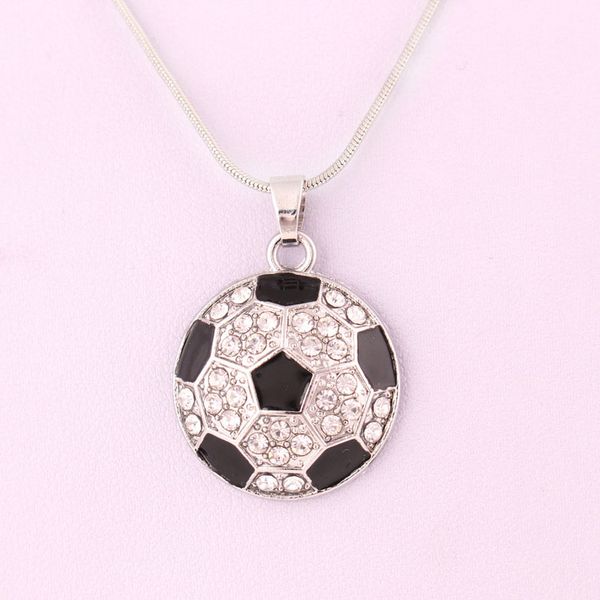 Collares de forma de fútbol de calidad superior Fans de la Copa del mundo Collar de fútbol de cristal deportivo con cadenas de serpiente de encanto para mujeres Hombres Joyería de moda