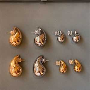 Topkwaliteit Franse 18k goudkleurige glanzende waterdruppel komma oorbellen voor dames Roestvrij staal Niche High End Koud en licht Luxe charme Sieraden cadeau