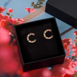 Topkwaliteit Hollow Design Stud Earring met rode kraal Kleurrijke diamant voor vrouwen engagement in 18k vergulde hebben stempel box PS3051