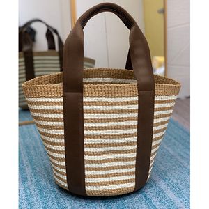 Top qualité Grande capacité Stripe paille Tote Bag épaule portable casual femme Shopping Bucket Bag Concepteur de vacances à la plage Manuel de vacances Sacs à main tissés C